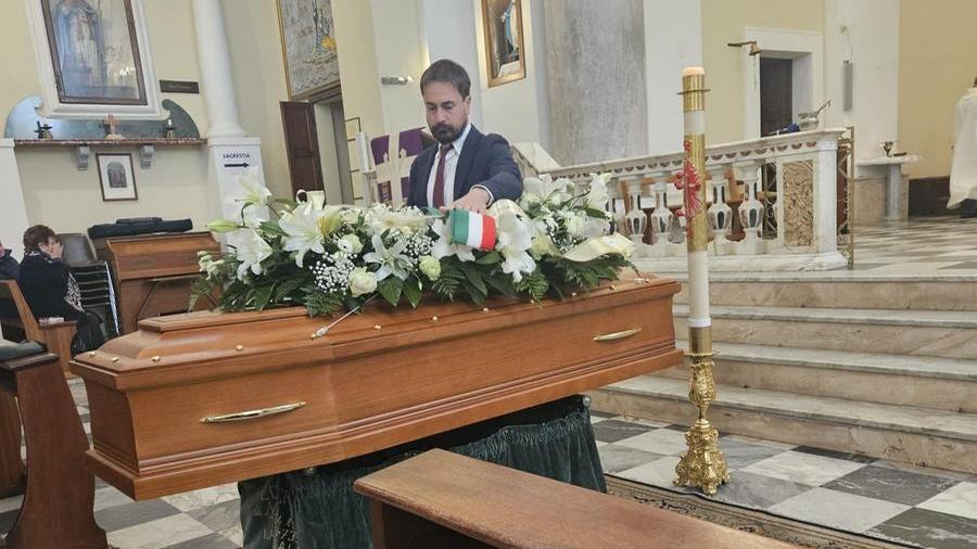 Il primo cittadino Fabio Lai depone la fascia tricolore sulla bara di Giuseppe Deligia