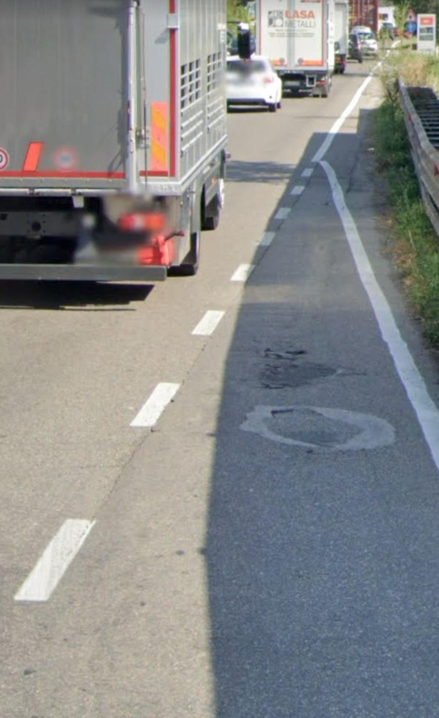 Profonda buca in via Hiroshima: decine di auto con le ruote a terra