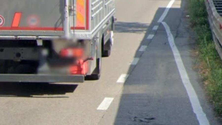 Profonda buca in via Hiroshima: decine di auto con le ruote a terra