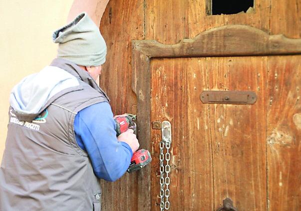 «Via Fontanelli, muriamo porte e finestre delle casette»