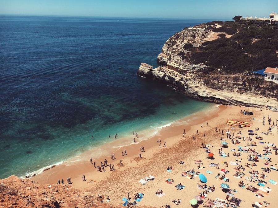 Ritardi per i passaporti, in Toscana prenotazioni cancellate e viaggi saltati: persi milioni di euro