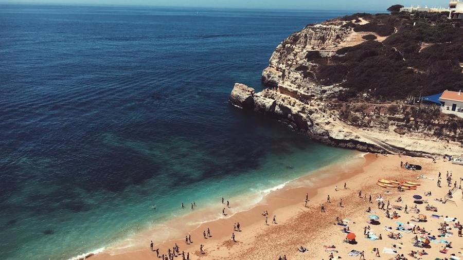 Ritardi per i passaporti, in Toscana prenotazioni cancellate e viaggi saltati: persi milioni di euro