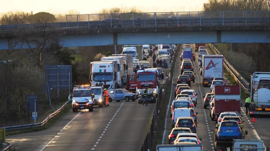 La lunga coda in Fi-Pi-Li dopo l'incidente (Foto di Franco Silvi)