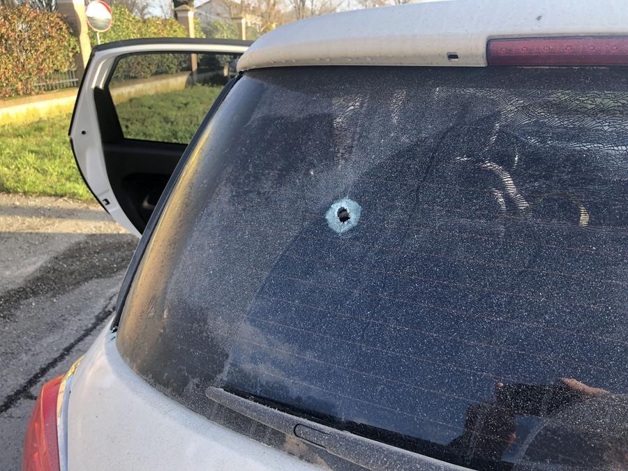 Assalto alla Zanni: uno sparo ferma la fuga dei ladri. Avevano bloccato le strade con le auto rubate