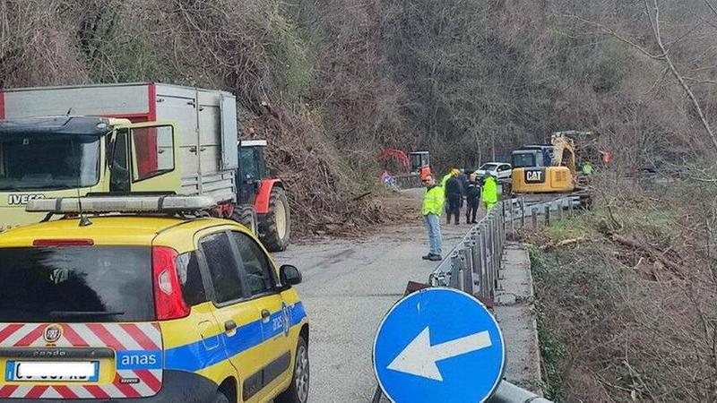 Frana, resta chiusa la statale 12 dell’Abetone e del Brennero: trasporto studenti e raccolta rifiuti, tutte le novità