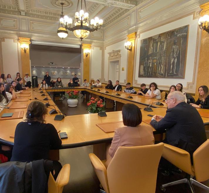 Ragazzi e ragazze in viaggio nel mondo del lavoro
