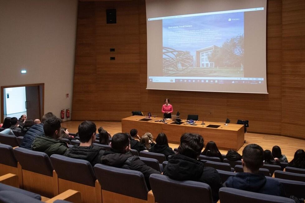 Tiscali, è q<usng-titolo-spec>ui una delle 5 aziende chiamate a declinare l’IA nei servizi per le imprese</usng-titolo-spec>