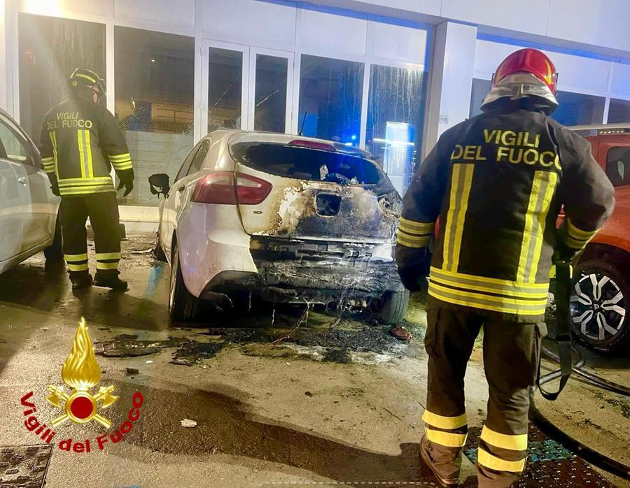 Nuovo attentato incendiario a Olbia, in fiamme un’altra automobile: è la tredicesima in due mesi