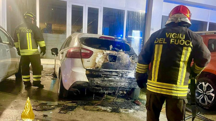 Nuovo attentato incendiario a Olbia, in fiamme un’altra automobile: è la tredicesima in due mesi