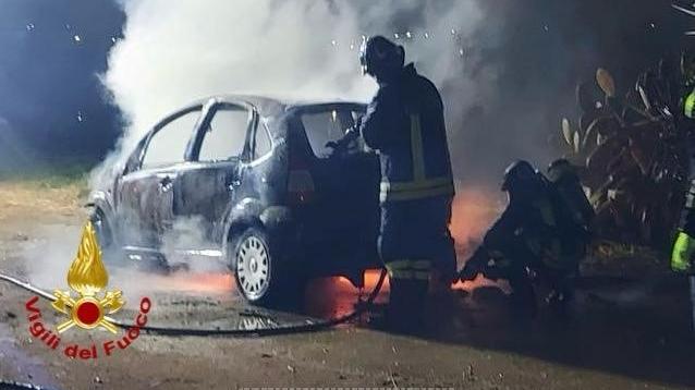 Guerra del fuoco a Olbia, escalation di raid incendiari: bruciate 13 auto