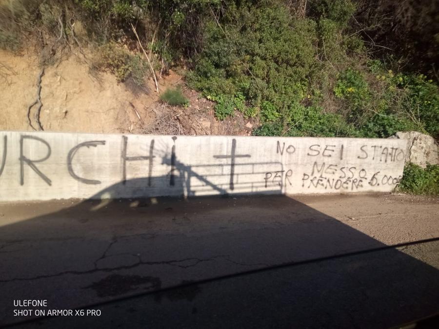 Scritte e croci contro il sindaco di Lanusei, in Sardegna è allarme attentati: amministratori nel mirino