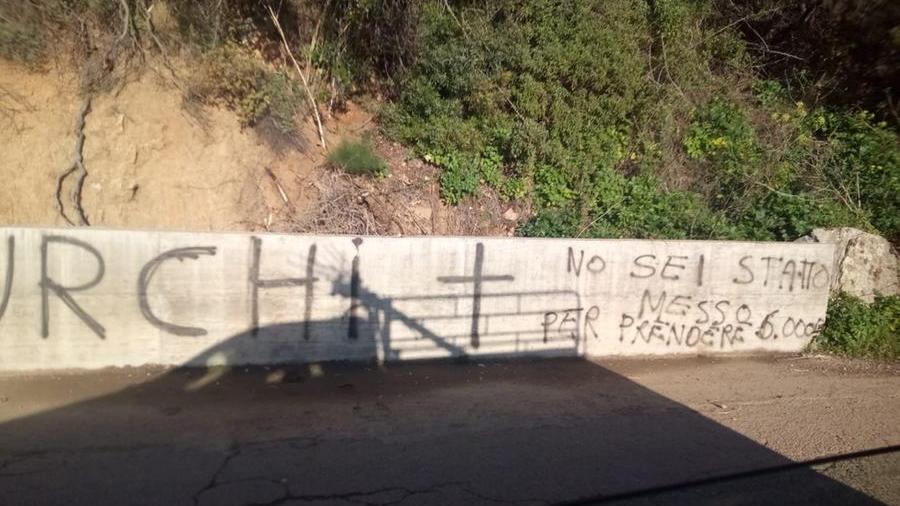 Scritte e croci contro il sindaco di Lanusei, in Sardegna è allarme attentati: amministratori nel mirino