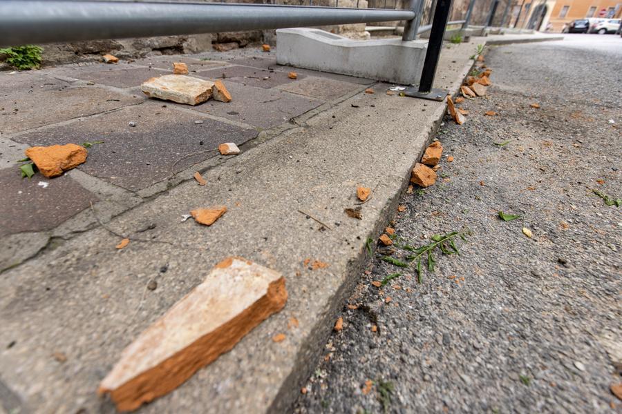 Ferrara, cadono pezzi di tetto, sfollati cinque universitari