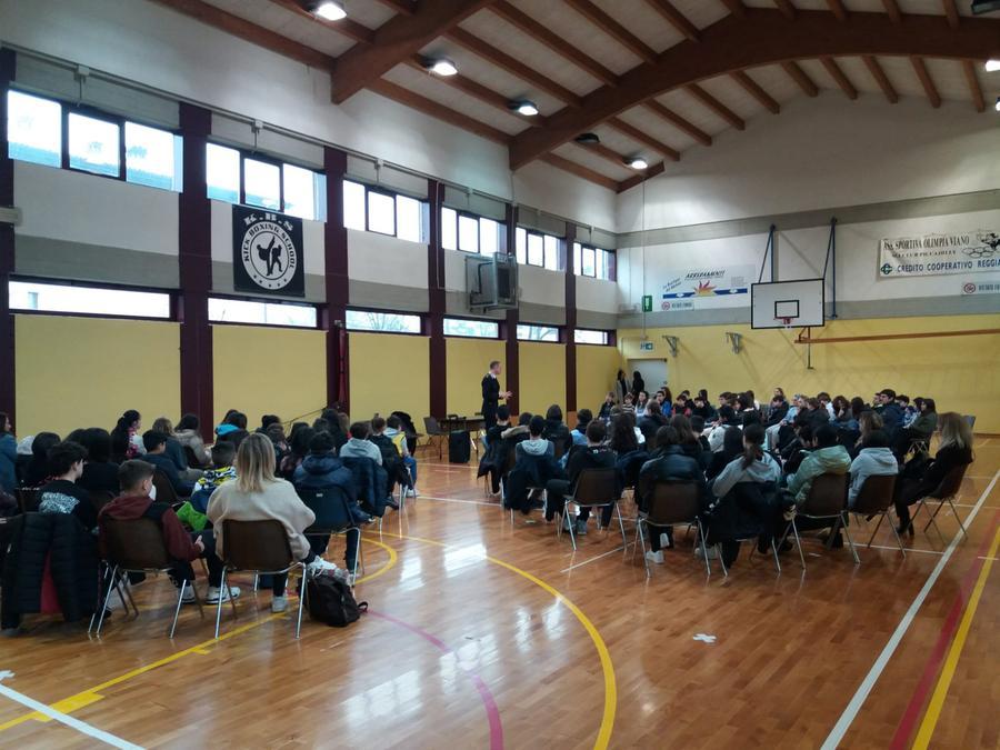 I carabinieri fanno lezione a scuola