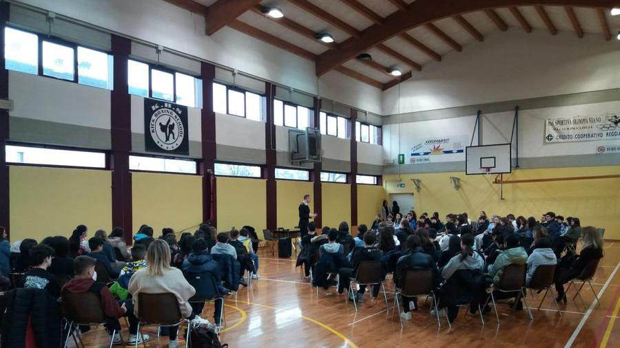 I carabinieri fanno lezione a scuola