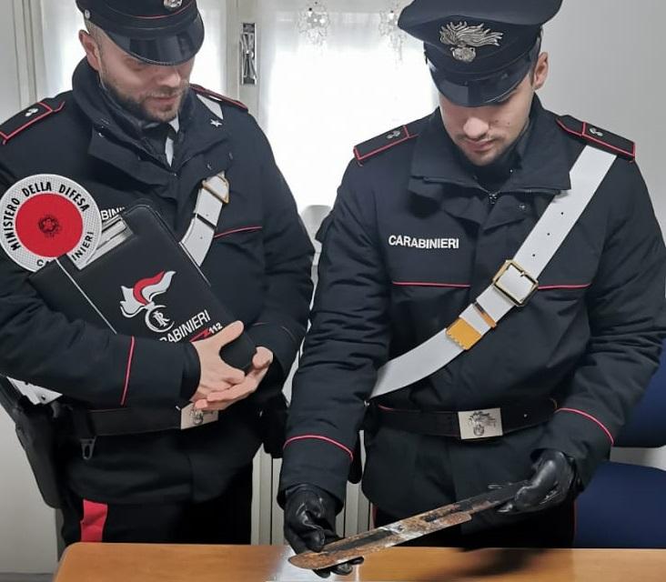 Si presenta dall’amico con il machete