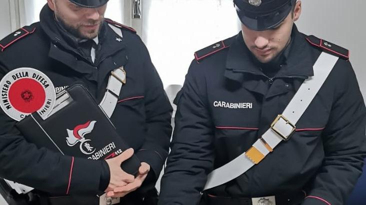 Si presenta dall’amico con il machete