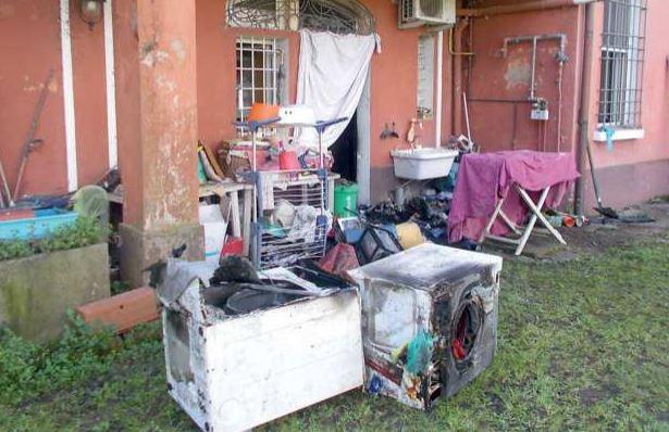 Prigioniere dell’incendio a Vigarano, salve forzando le inferriate