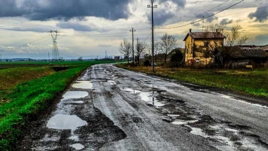 Carpi, Remesina Esterna: la strada della vergogna. Con la pioggia le buche diventano voragini
