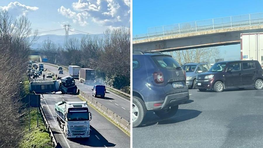 
	La cisterna ribaltata e le auto incolonnate che fanno inversione su indicazione della polizia stradale


