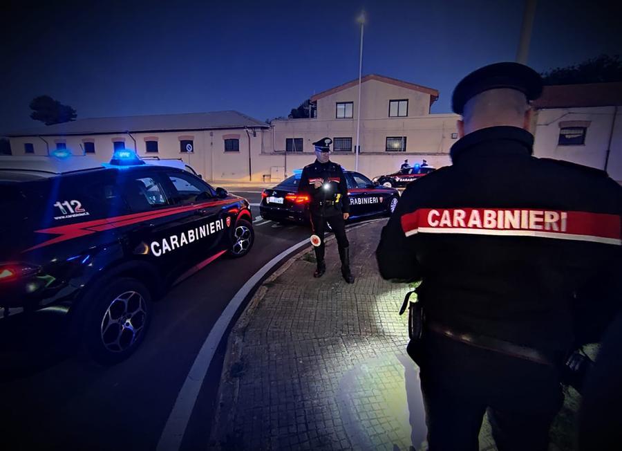 I carabinieri intervenuti dopo le segnalazioni (foto d’archivio)