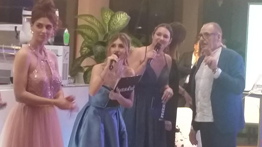 Le presentatrici Lucrezia Calugi ed Elisa Severi con una modella e Silvio Puccioni del negozio Naska in via degli Orafi
