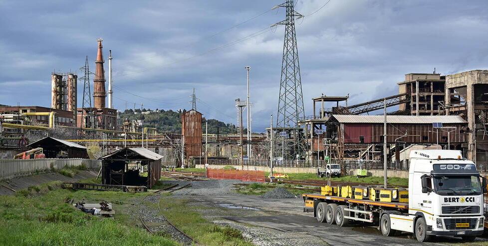 Le operazioni di messa in sicurezza del tratto di ferrovia che attraversa lo stabilimento Jsw Steel di Piombino (foto Paolo Barlettani)