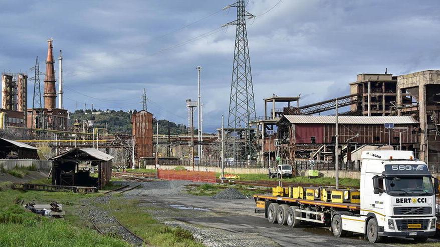 Le operazioni di messa in sicurezza del tratto di ferrovia che attraversa lo stabilimento Jsw Steel di Piombino (foto Paolo Barlettani)