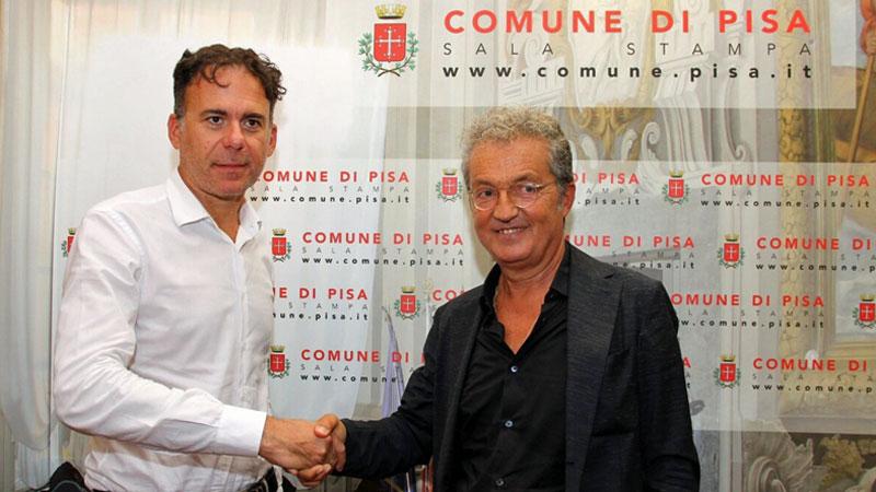 La stretta di mano tra il sindaco Michele Conti e il presidente Giuseppe Corrado