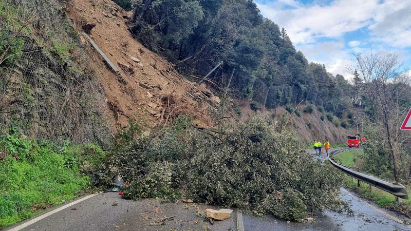 La frana in località Il Camino che rischia di provocare la chiusura della strada per lungo tempo
