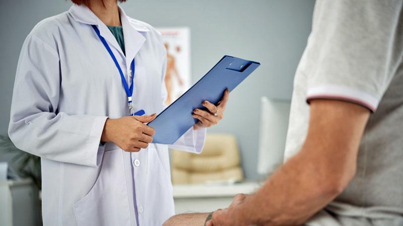 Un medico visita un paziente (immagine di pressfoto su Freepik)