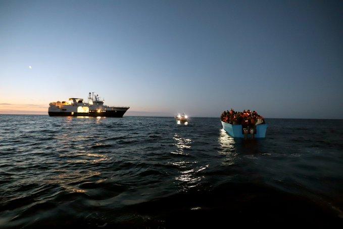 Migranti, la nave “Geo Barent” salva 261 persone: sbarcheranno nei porti di Livorno e Genova