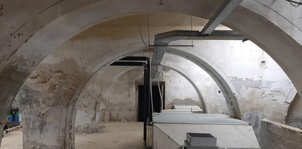 Livorno, nei sotterranei dell'istituto Geometri spunta un tesoro: lavanderia, obitorio e celle