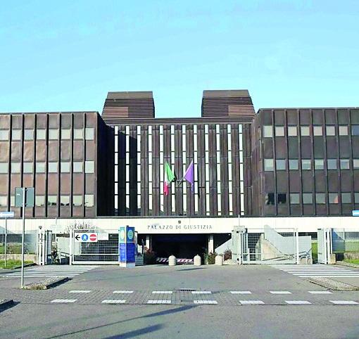 Porta in casa l’amante, finisce a processo e viene assolto