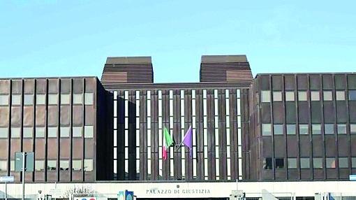 Porta in casa l’amante, finisce a processo e viene assolto