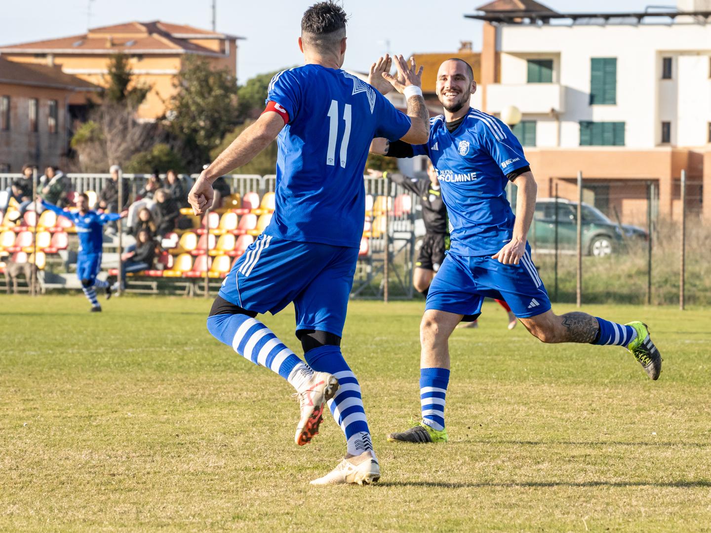 L’esultanza dei giocatori dello Scarlino nel match disputato ieri pomeriggio: la semifinale di Coppa