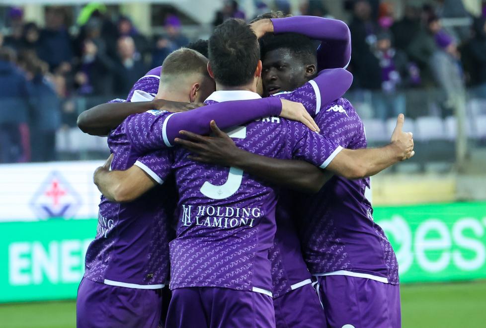 L'abbraccio tra giocatori viola