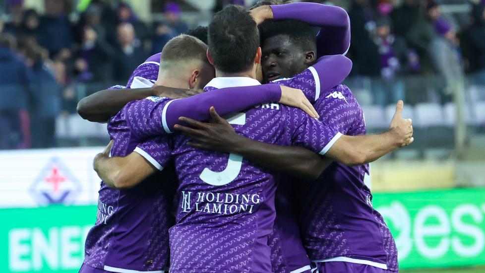 L'abbraccio tra giocatori viola