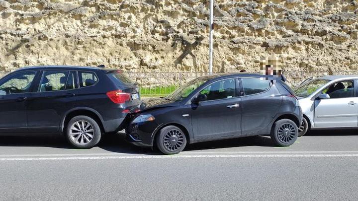 Sassari, scontro fra tre auto in via Pirandello
