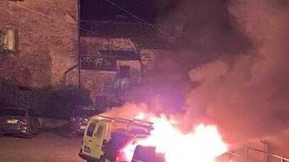 Bagni di Lucca, auto e camion incendiati per gioco: denunciati due minorenni<br>