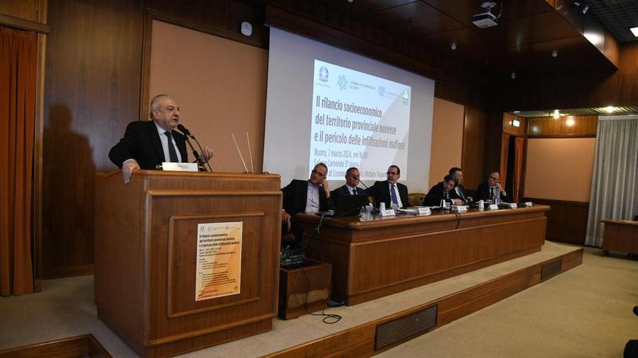 Un momento del convegno di ieri sera alla Camera di commercio di Nuoro (foto di Massimo Locci)