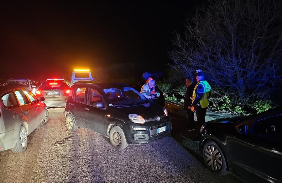 Sassari, per evitare le buche invade la corsia opposta: scontro frontale a Predda Niedda