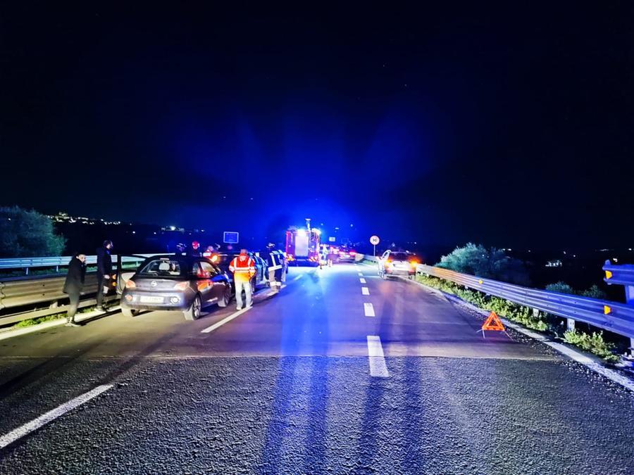 Tamponamento a catena sulla 131, quattro auto coinvolte: un ferito