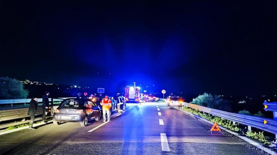 Tamponamento a catena sulla 131, quattro auto coinvolte: un ferito