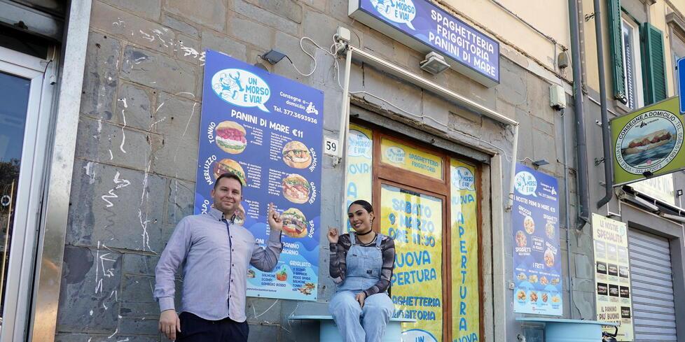 Dario Baleni davanti al suo nuovo locale (Foto Silvi)
