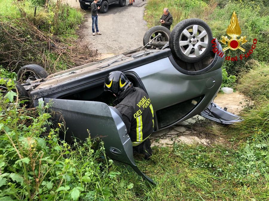 Oliena, con l’auto sbatte contro un terrapieno e si ribalta nel torrente: 66enne in ospedale