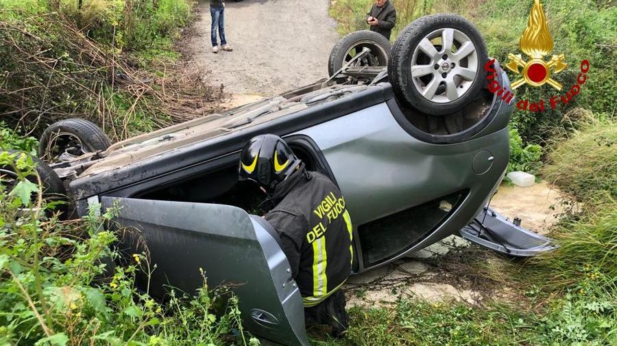 Oliena, con l’auto sbatte contro un terrapieno e si ribalta nel torrente: 66enne in ospedale