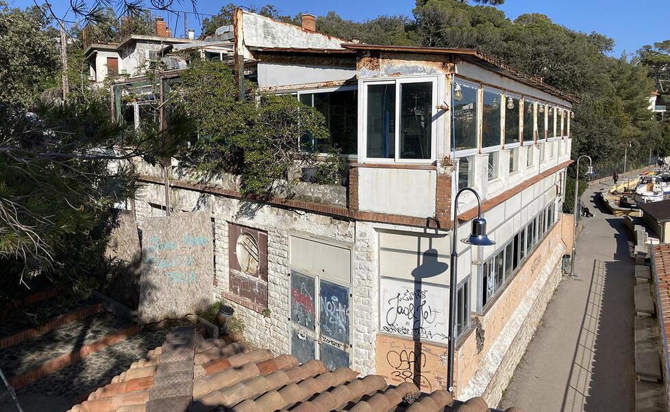L’esterno del Ciucheba, l’ex discoteca simbolo di Castiglioncelllo oggi lasciata nel degrado (foto Michele Falorni/Silvi)