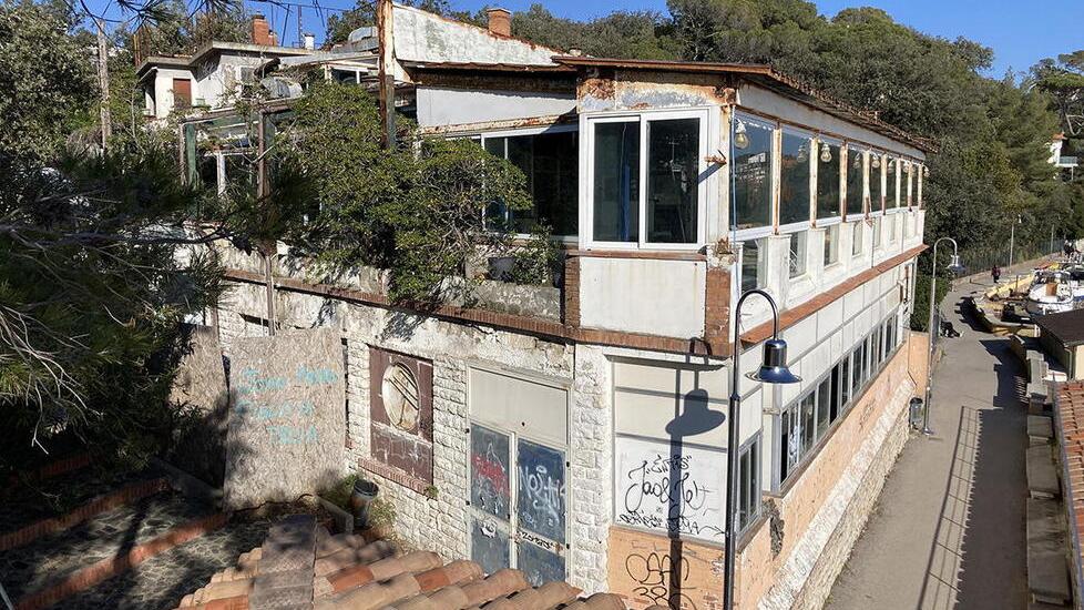 L’esterno del Ciucheba, l’ex discoteca simbolo di Castiglioncelllo oggi lasciata nel degrado (foto Michele Falorni/Silvi)