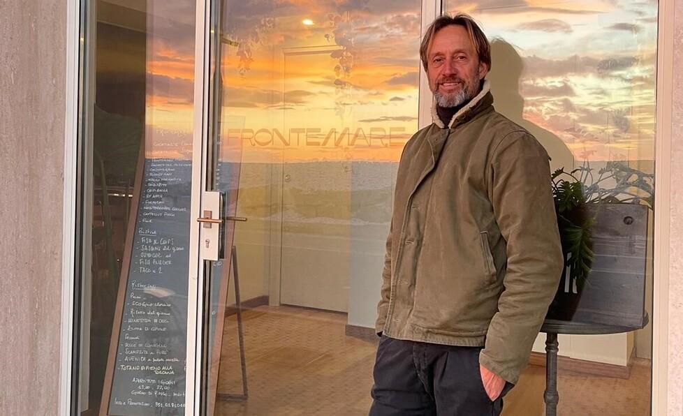 L’imprenditore Nicola Pinzauti davanti al Bistrot "Fronte Mare"